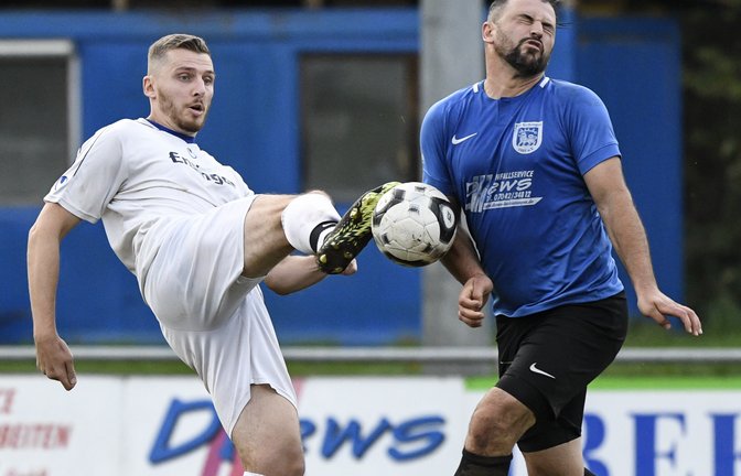 Hier kommt zwar Kushtrim Dakaj vor Vaihingens Qendrim Emini an den Ball, doch am Ende hat der VfB mit 9:1 klar die Nase vorn. <span class='image-autor'>Foto: Leitner</span>