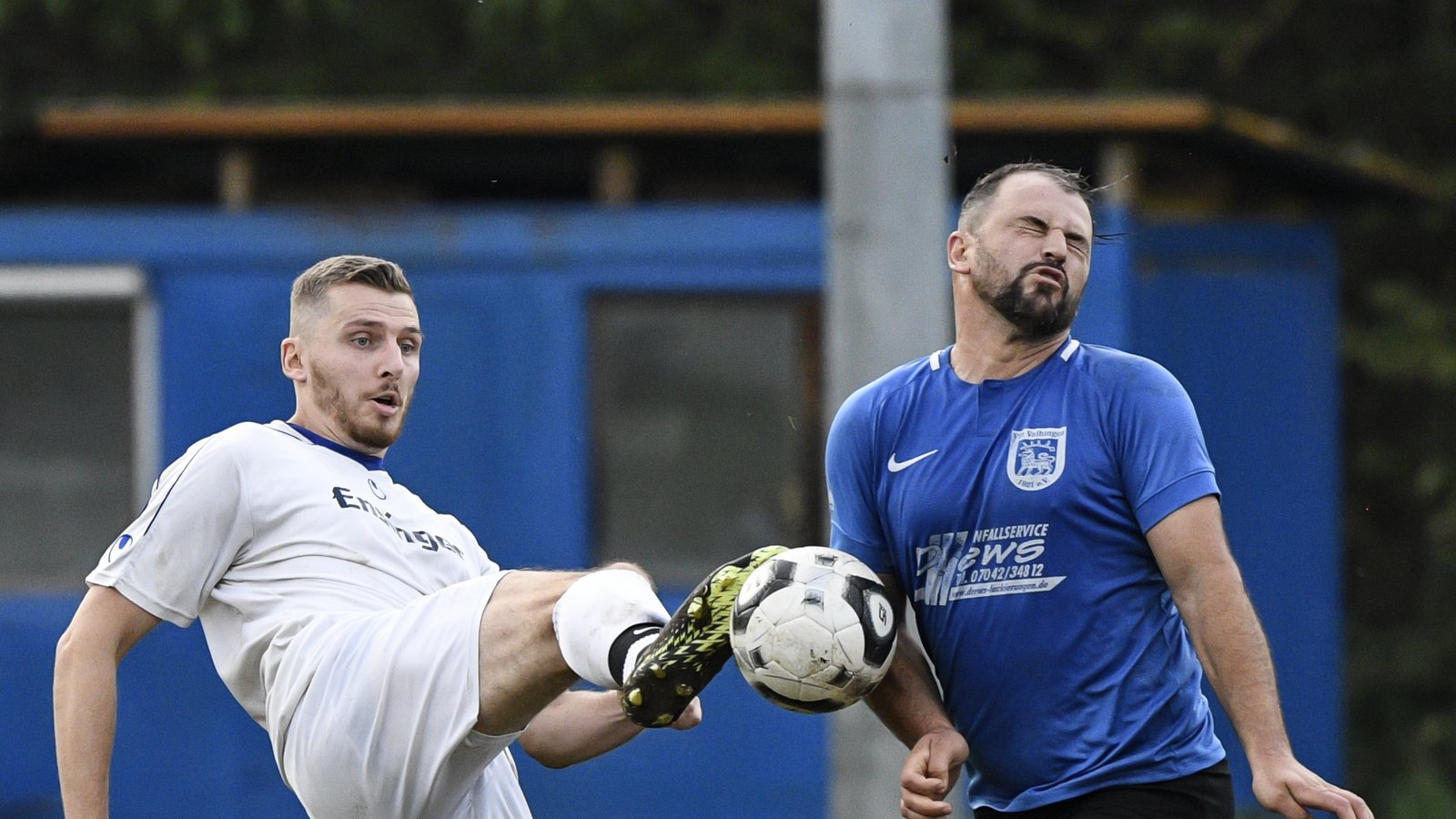 Hier kommt zwar Kushtrim Dakaj vor Vaihingens Qendrim Emini an den Ball, doch am Ende hat der VfB mit 9:1 klar die Nase vorn. Foto: Leitner Hier kommt zwar Kushtrim Dakaj vor Vaihingens Qendrim Emini an den Ball, doch am Ende hat der VfB mit 9:1 klar die Nase vorn. Foto: Leitner