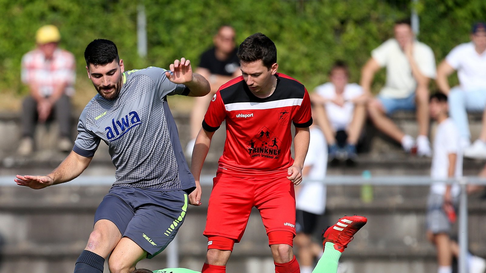 Bashkim Susuri (links) von der SGM Hohenhaslach/Freudental scheitert an FVL-Keeper Patrick Henne. Foto: Poller Bashkim Susuri (links) von der SGM Hohenhaslach/Freudental scheitert an FVL-Keeper Patrick Henne. Foto: Poller