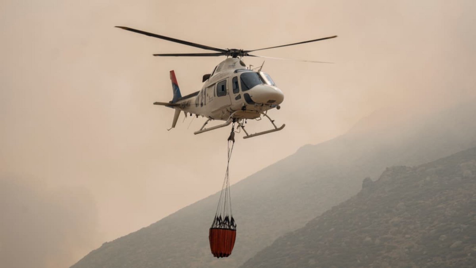 Waldbrände in Spanien aktuell: Ein Hubschrauber unterstützt die Löscharbeiten. Der Waldbrand in Burgohondo (Ávila) hat 55.000 Hektar verwüstet und ist damit der größte jemals in Spanien verzeichnete Brand.Alberto Ortega/EUROPA PRESS/dpa Waldbrände in Spanien aktuell: Ein Hubschrauber unterstützt die Löscharbeiten. Der Waldbrand in Burgohondo (Ávila) hat 55.000 Hektar verwüstet und ist damit der größte jemals in Spanien verzeichnete Brand.Alberto Ortega/EUROPA PRESS/dpa