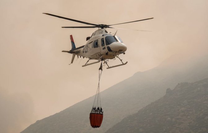 Waldbrände in Spanien aktuell: Ein Hubschrauber unterstützt die Löscharbeiten. Der Waldbrand in Burgohondo (Ávila) hat 55.000 Hektar verwüstet und ist damit der größte jemals in Spanien verzeichnete Brand.<span class='image-autor'>Alberto Ortega/EUROPA PRESS/dpa</span>