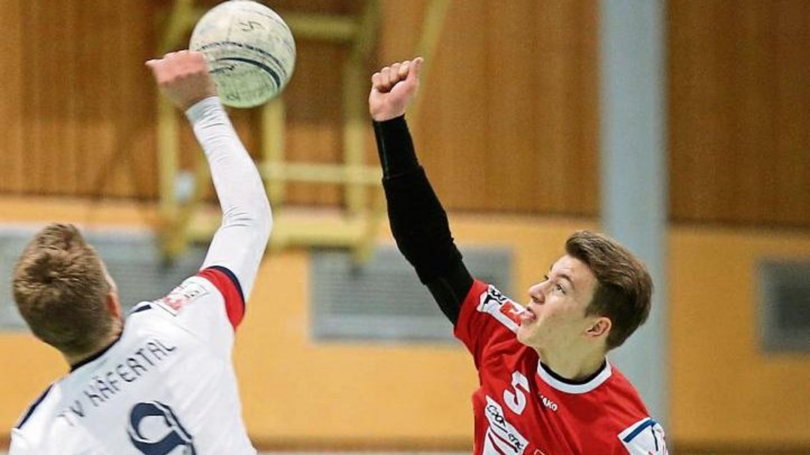 Johannes Jungclaussen (rechts) beeindruckt mit seiner Sprungkraft. Foto: Küppers