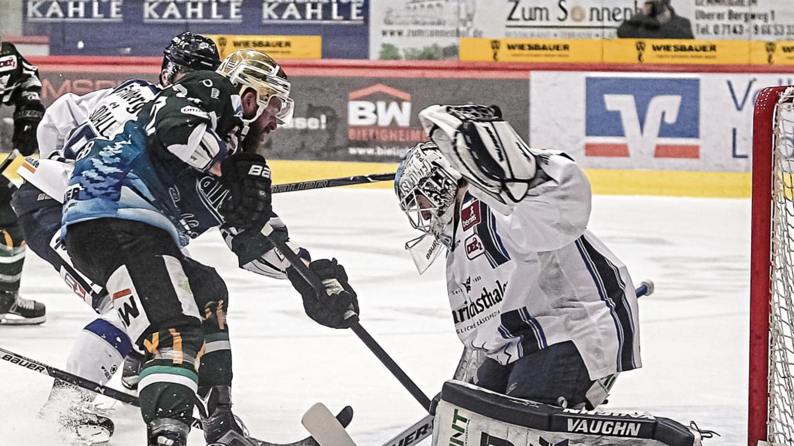 Tyler McNeely (links) hat für die Bietigheim Steelers in Crimmitschau einen Hattrick erzielt. Fotos: Simecek Tyler McNeely (links) hat für die Bietigheim Steelers in Crimmitschau einen Hattrick erzielt. Fotos: Simecek