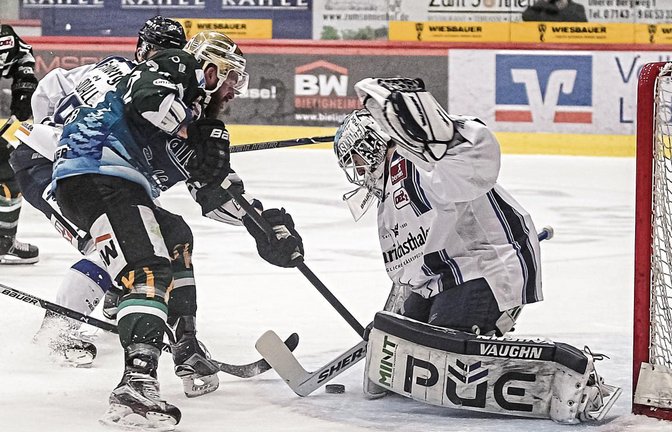 Tyler McNeely (links) hat für die Bietigheim Steelers in Crimmitschau einen Hattrick erzielt. Fotos: Simecek