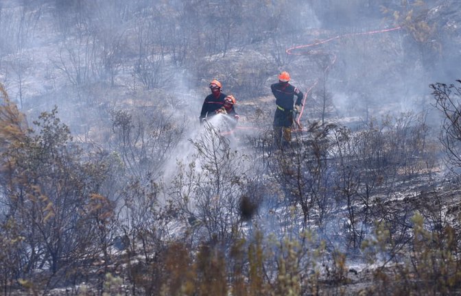 Cotignac: Feuerwehrleute bekämpfen einen Waldbrand, während sich die Dürrebedingungen infolge einer Hitzewelle und Wasserknappheit in weiten Teilen Frankreichs weiter verschärfen.<span class='image-autor'>Manon Cruz/Reuters Pool/AP/dpa</span>