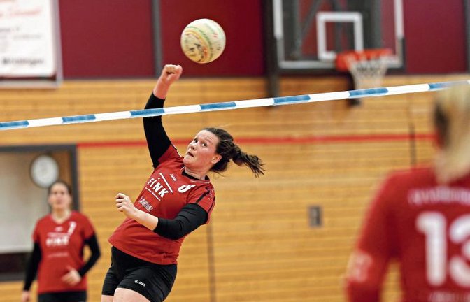Marie-Therese Rothmaier schlägt den Ball die Leine entlang – unerreichbar für Unterhaugstetts Lisa Waldenmaier. Das sicherte dem TVV die ersten Punkte für den Klassenerhalt. Foto: Küppers