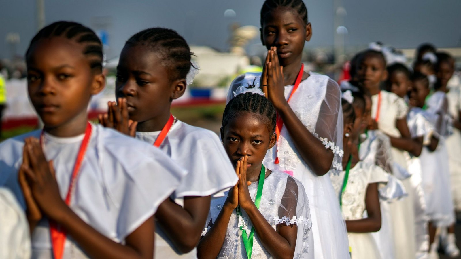 Gläubige versammeln sich am Flughafen Ndolo für eine Heilige Messe.Foto: Jerome Delay/AP/dpa