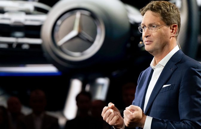 Mercedes-Chef Ola Källenius: sein  Unternehmen schüttet trotz Gewinneinbruch, Sparprogramm und Absatzrückgang 3,3 Milliarden Euro an Dividenden aus – für jede Aktie gibt es   3,50 Euro.<span class='image-autor'>Foto: Sven Hoppe/dpa</span>