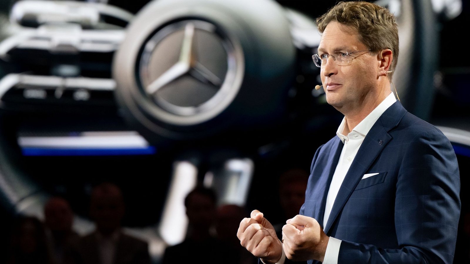 Mercedes-Chef Ola Källenius: sein  Unternehmen schüttet trotz Gewinneinbruch, Sparprogramm und Absatzrückgang 3,3 Milliarden Euro an Dividenden aus – für jede Aktie gibt es   3,50 Euro.Foto: Sven Hoppe/dpa