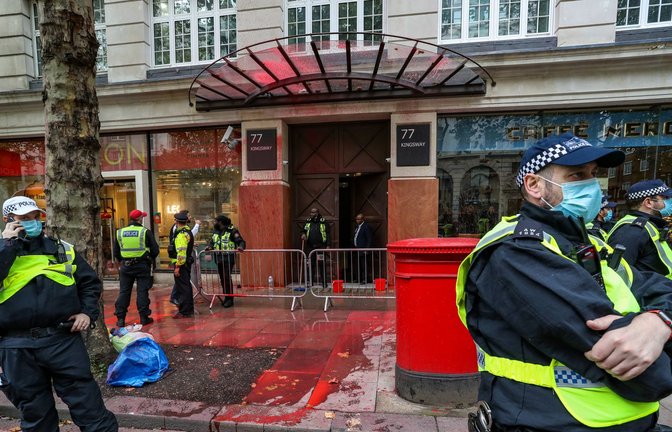 Das Bild zeigt einen Angriff auf Elbit Systems in London. Nun gab es auch in Ulm eine ähnliche Attacke mit Farbbeuteln und Rauchbomben (Archivfoto).<span class='image-autor'>Foto: imago images/VXPictures.com/Vudi Xhymshiti via www.imago-images.de</span>