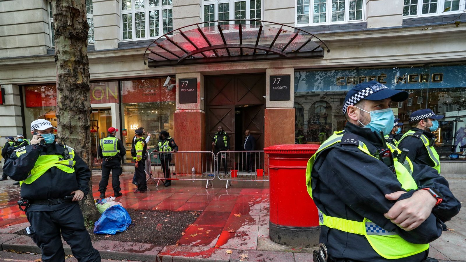 Das Bild zeigt einen Angriff auf Elbit Systems in London. Nun gab es auch in Ulm eine ähnliche Attacke mit Farbbeuteln und Rauchbomben (Archivfoto).Foto: imago images/VXPictures.com/Vudi Xhymshiti via www.imago-images.de Das Bild zeigt einen Angriff auf Elbit Systems in London. Nun gab es auch in Ulm eine ähnliche Attacke mit Farbbeuteln und Rauchbomben (Archivfoto).Foto: imago images/VXPictures.com/Vudi Xhymshiti via www.imago-images.de