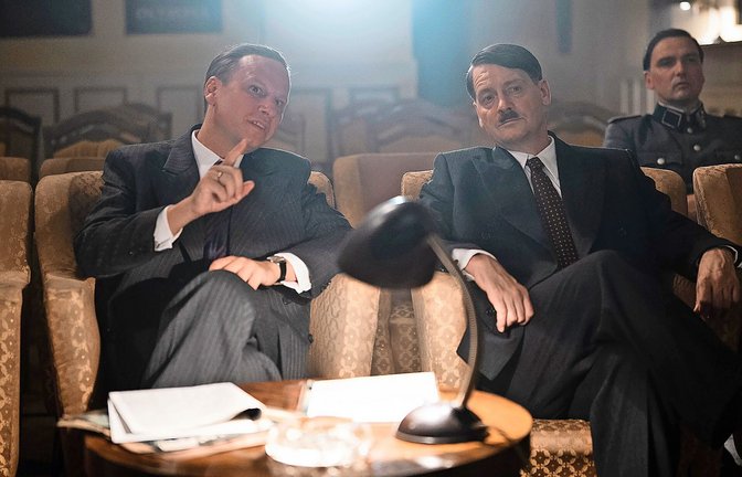 Josef Goebbels (Robert Stadlober) und Adolf Hitler (Fritz Karl) bei der Filmabnahme.<span class='image-autor'>Foto: SWR/Zeitsprung/Wild Bunch/Stephan Pick</span>