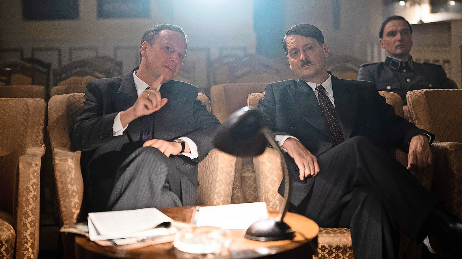Josef Goebbels (Robert Stadlober) und Adolf Hitler (Fritz Karl) bei der Filmabnahme.Foto: SWR/Zeitsprung/Wild Bunch/Stephan Pick