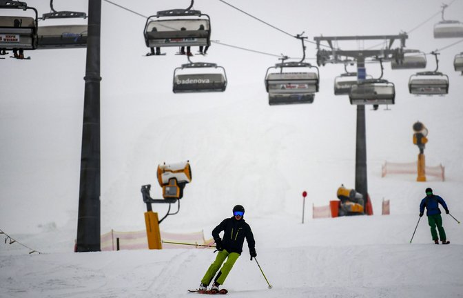 Das Skigebiet auf dem Feldberg im Schwarzwald will in Kürze seine Pisten öffnen. (Archivfoto)<span class='image-autor'>Foto: dpa/Patrick Seeger</span>