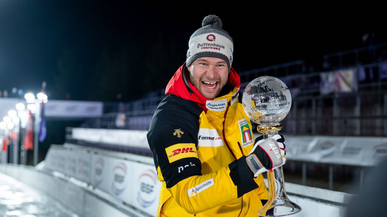 Johannes Lochner: In anderen Sportarten wäre Johannes Lochner national der unangefochtene Star – und international das Maß aller Dinge. Denn: Der Bobpilot aus Bayern, der für den Bobclub Stuttgart Solitude startet, ist in der letzten Weltcup-Saison seiner Karriere so stark wie noch nie unterwegs gewesen. 14 Rennen gab es, neunmal stand Lochner ganz oben – und wenn das nicht gelang, wurde er wenigstens Zweiter. Am Ende hatte er den Gesamtweltcup im Zweier und Vierer gewonnen. „Es könnte nicht besser laufen gerade“, sagt der 35-Jährige. Alles klar also für die Goldfahrten im neuen Eiskanal von Cortina? Nun ja! Es gibt da halt noch die nationale Konkurrenz. Mit Francesco Friedrich liefert sich Lochner schon seit Jahren enge Duelle. Nun ist in Adam Ammour noch ein Kontrahent aus dem eigenen Lager hinzugekommen. „Bei Olympia werden die Karten noch mal neu gemischt“, sagte Friedrich – und schickte damit gleich mal eine Kampfansage in Richtung seines Dauerrivalen. Der Sachse hat sowohl in Pyeongchang als auch in Peking jeweils Gold im Zweier und Vierer gewonnen. 2018 war Lochner noch ohne Medaille geblieben, 2022 wurde er zweimal Zweiter. Nun will er zum Ende der Laufbahn seine Karriere krönen. Mit mindestens einer Goldmedaille.Foto: IMAGO/Eibner Johannes Lochner: In anderen Sportarten wäre Johannes Lochner national der unangefochtene Star – und international das Maß aller Dinge. Denn: Der Bobpilot aus Bayern, der für den Bobclub Stuttgart Solitude startet, ist in der letzten Weltcup-Saison seiner Karriere so stark wie noch nie unterwegs gewesen. 14 Rennen gab es, neunmal stand Lochner ganz oben – und wenn das nicht gelang, wurde er wenigstens Zweiter. Am Ende hatte er den Gesamtweltcup im Zweier und Vierer gewonnen. „Es könnte nicht besser laufen gerade“, sagt der 35-Jährige. Alles klar also für die Goldfahrten im neuen Eiskanal von Cortina? Nun ja! Es gibt da halt noch die nationale Konkurrenz. Mit Francesco Friedrich liefert sich Lochner schon seit Jahren enge Duelle. Nun ist in Adam Ammour noch ein Kontrahent aus dem eigenen Lager hinzugekommen. „Bei Olympia werden die Karten noch mal neu gemischt“, sagte Friedrich – und schickte damit gleich mal eine Kampfansage in Richtung seines Dauerrivalen. Der Sachse hat sowohl in Pyeongchang als auch in Peking jeweils Gold im Zweier und Vierer gewonnen. 2018 war Lochner noch ohne Medaille geblieben, 2022 wurde er zweimal Zweiter. Nun will er zum Ende der Laufbahn seine Karriere krönen. Mit mindestens einer Goldmedaille.Foto: IMAGO/Eibner