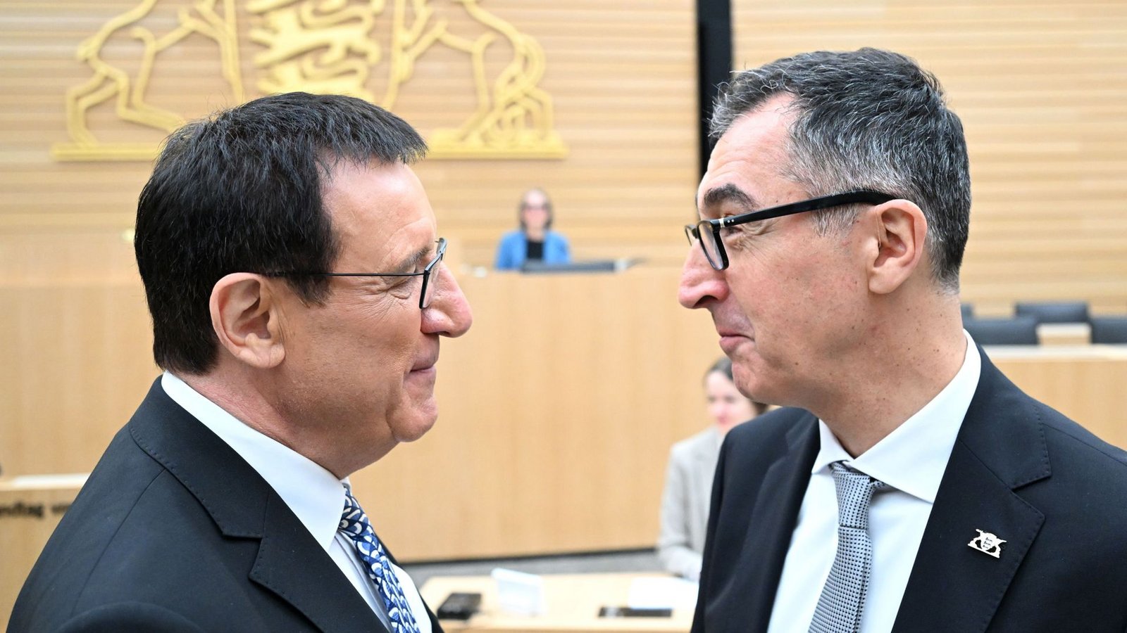 Cem Özdemir designierter Ministerpräsident von Baden-Württemberg, spricht mit Wolfgang Reinhart (CDU), Alterspräsident.Foto: Bernd Weißbrod/dpa Cem Özdemir designierter Ministerpräsident von Baden-Württemberg, spricht mit Wolfgang Reinhart (CDU), Alterspräsident.Foto: Bernd Weißbrod/dpa