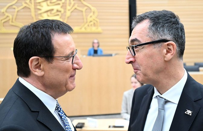 Cem Özdemir designierter Ministerpräsident von Baden-Württemberg, spricht mit Wolfgang Reinhart (CDU), Alterspräsident.<span class='image-autor'>Foto: Bernd Weißbrod/dpa</span>