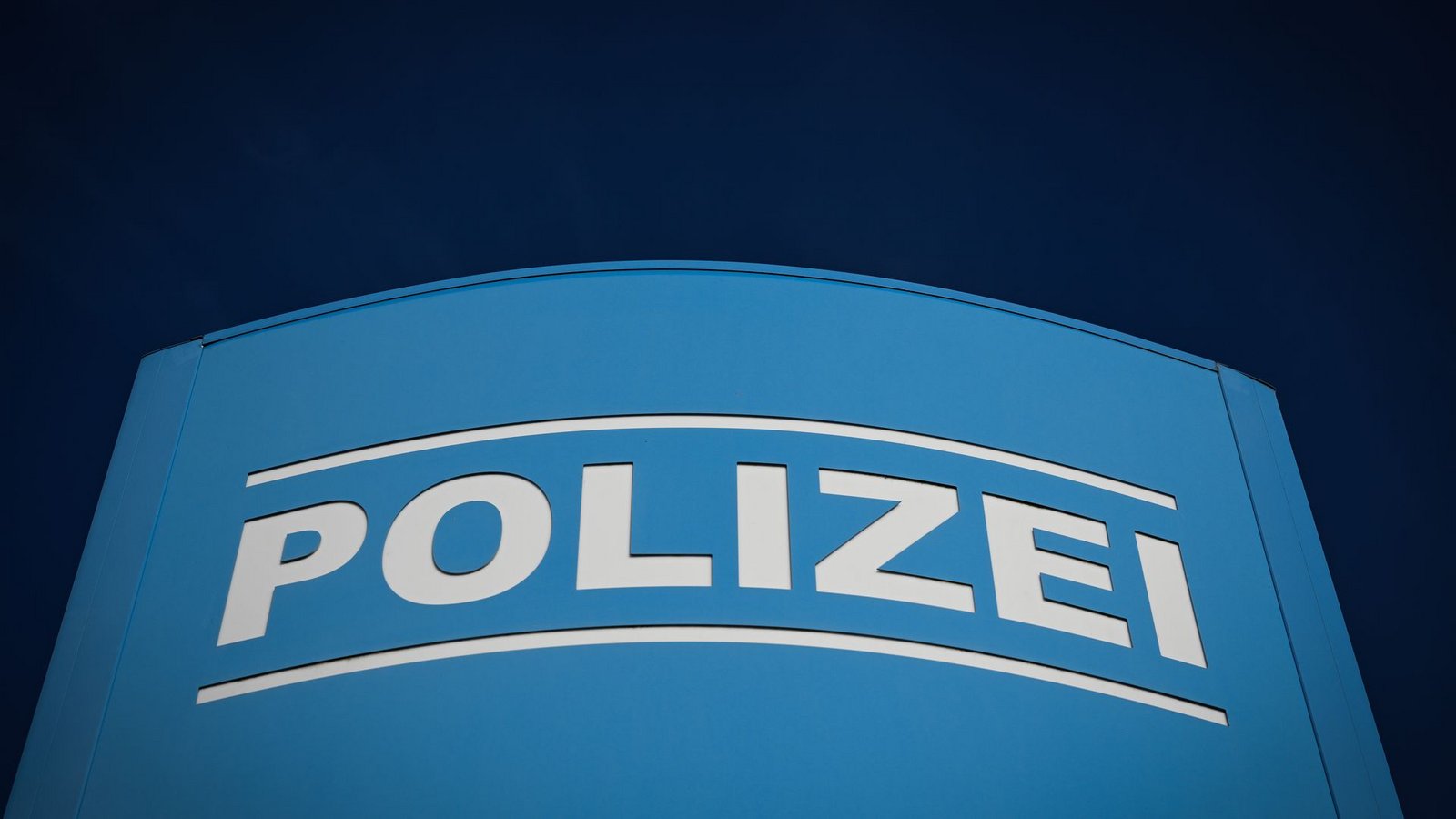 Die Autobahnpolizei Dortmund ist nach einem Flugzeugabsturz auf der A45 bei Olpe im Einsatz. (SymbolbildFoto: Soeren Stache/dpa Die Autobahnpolizei Dortmund ist nach einem Flugzeugabsturz auf der A45 bei Olpe im Einsatz. (SymbolbildFoto: Soeren Stache/dpa