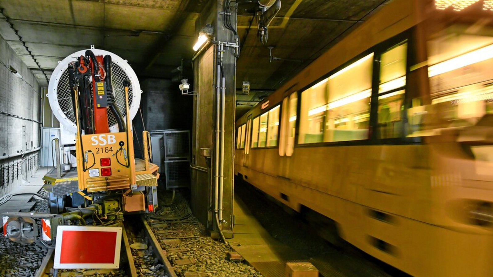 Die Tunnelröhre in Richtung Feuerbach ist abgesperrt, während die U6 nach Zuffenhausen weiter verkehrt.Foto: Max Kovalenko Die Tunnelröhre in Richtung Feuerbach ist abgesperrt, während die U6 nach Zuffenhausen weiter verkehrt.Foto: Max Kovalenko