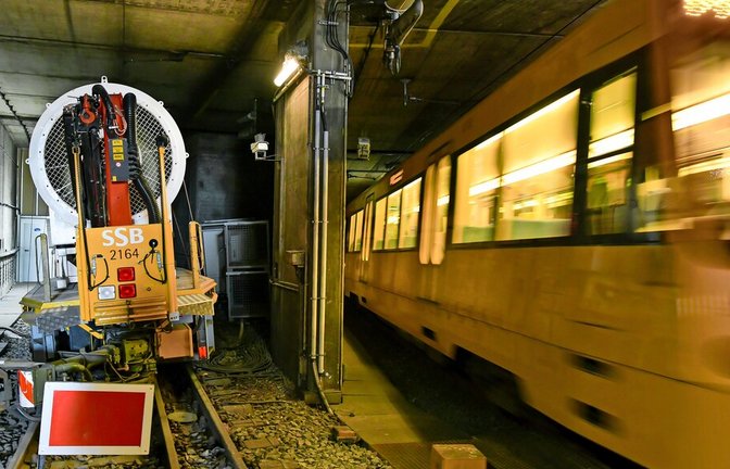 Die Tunnelröhre in Richtung Feuerbach ist abgesperrt, während die U6 nach Zuffenhausen weiter verkehrt.<span class='image-autor'>Foto: Max Kovalenko</span>