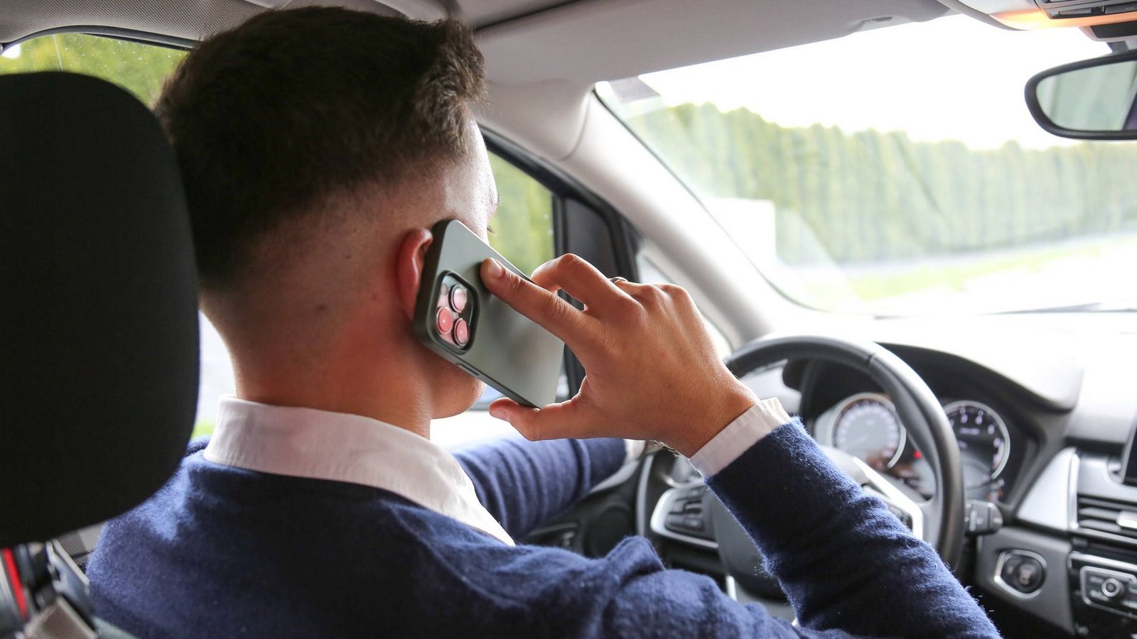 In einem europäischen Land kostet es 850 Euro, wenn man mit dem  Handy am Steuer erwischt wird. (Symbolbild)Foto: IMAGO/Daniel Scharinger/IMAGO/Daniel Scharinger