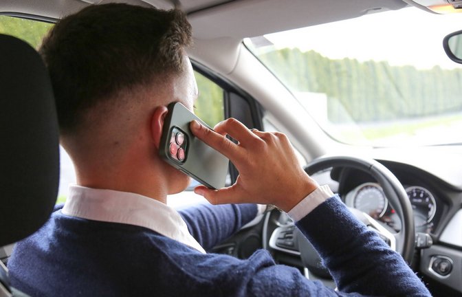 In einem europäischen Land kostet es 850 Euro, wenn man mit dem  Handy am Steuer erwischt wird. (Symbolbild)<span class='image-autor'>Foto: IMAGO/Daniel Scharinger/IMAGO/Daniel Scharinger</span>