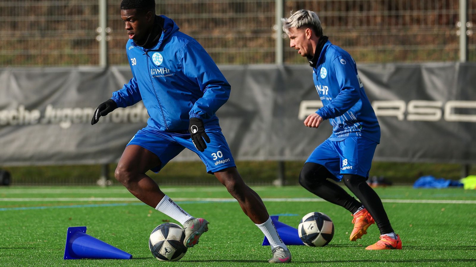 Enge Ballführung: Abdoulie Mboob, Christian Mauersberger (re.).Foto: Baumann/Julia Rahn Enge Ballführung: Abdoulie Mboob, Christian Mauersberger (re.).Foto: Baumann/Julia Rahn