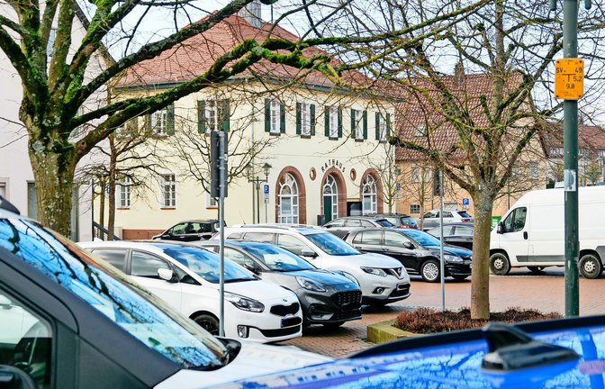 Im Alltag  wird der Friolzheimer Marktplatz vor allem als Parkplatz genutzt. Die Parkflächen in der Mitte des Platzes sollen zukünftig wegfallen.<span class='image-autor'>Foto: /Simon Granville</span>