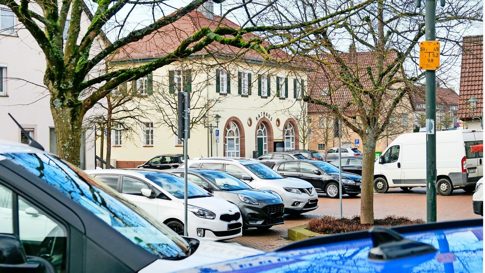 Im Alltag  wird der Friolzheimer Marktplatz vor allem als Parkplatz genutzt. Die Parkflächen in der Mitte des Platzes sollen zukünftig wegfallen.Foto: /Simon Granville