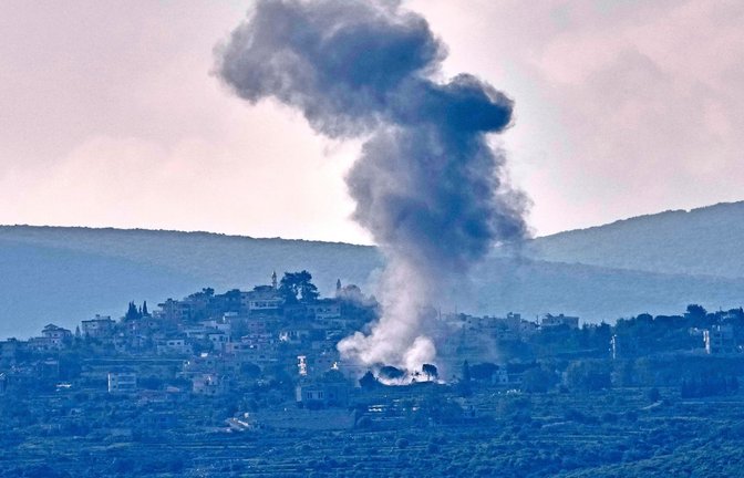 Rauch steigt von einem israelischen Luftangriff im Libanon (Archivfoto).<span class='image-autor'>Foto: Hussein Malla/AP/dpa/Hussein Malla</span>