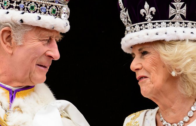König Charles III. und Königin Camilla  nach ihrer Krönung auf dem Balkon des Buckingham-Palastes.<span class='image-autor'>Foto: Leon Neal/AP/dpa</span>