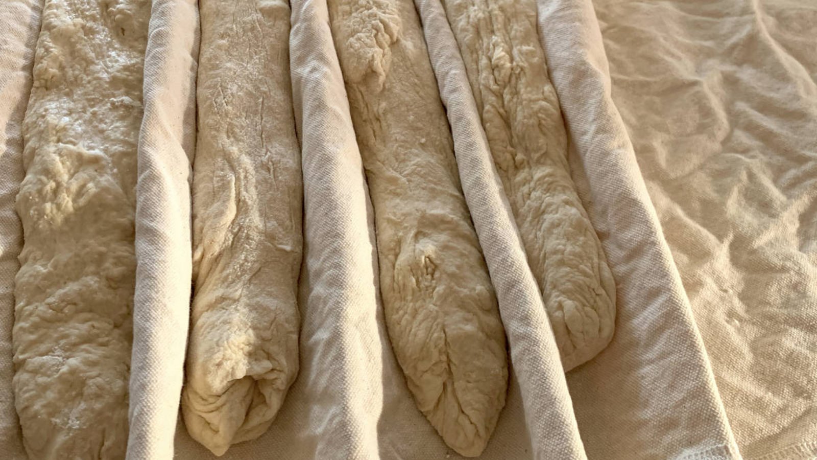 Erfahren Sie, wie man Bäckerleinen waschen sollte und wann eine Reinigung sinnvoll ist. (Waschmaschine & von Hand)Foto: Wirestock Creators / Shutterstock.com
