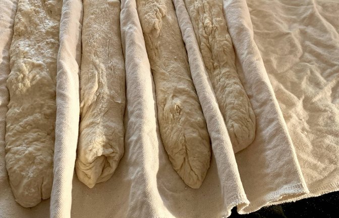 Erfahren Sie, wie man Bäckerleinen waschen sollte und wann eine Reinigung sinnvoll ist. (Waschmaschine & von Hand)<span class='image-autor'>Foto: Wirestock Creators / Shutterstock.com</span>