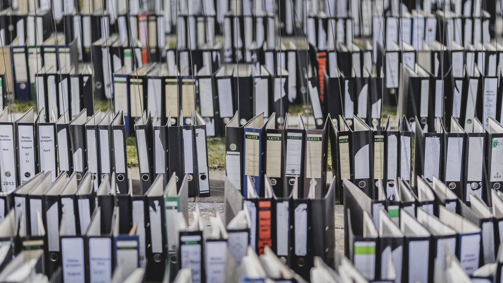 Angesichts der Regelungsdichte in Deutschland könnte man den Eindruck haben, als ob die Republik mit Aktenordern geradezu zugepflastert ist.Foto: Imago/photothek Angesichts der Regelungsdichte in Deutschland könnte man den Eindruck haben, als ob die Republik mit Aktenordern geradezu zugepflastert ist.Foto: Imago/photothek