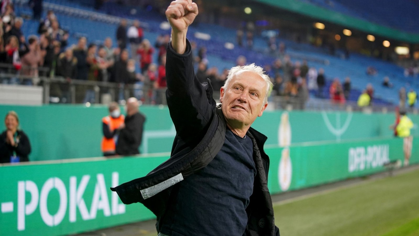 Freiburgs Trainer Christian Streich jubelt über den Sieg.Foto: Marcus Brandt/dpa