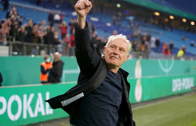 Freiburgs Trainer Christian Streich jubelt über den Sieg.<span class='image-autor'>Foto: Marcus Brandt/dpa</span>