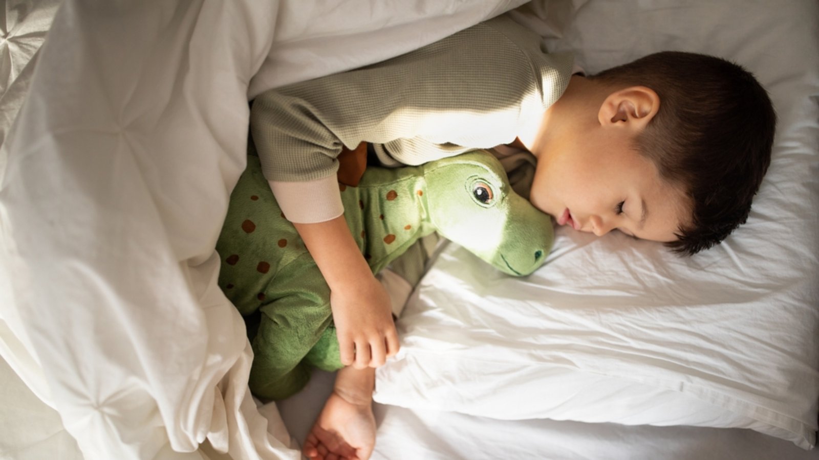 Die Nähe in der Nacht zu den Eltern ist für Säuglinge und Kleinkinder essenziell. Ab wann Kinder alleine schlafen sollten, erfahren Sie hier.Foto: Prostock-Studio / Shutterstock.com Die Nähe in der Nacht zu den Eltern ist für Säuglinge und Kleinkinder essenziell. Ab wann Kinder alleine schlafen sollten, erfahren Sie hier.Foto: Prostock-Studio / Shutterstock.com