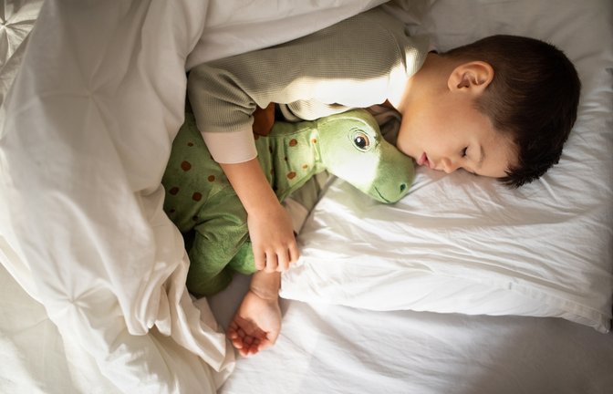 Die Nähe in der Nacht zu den Eltern ist für Säuglinge und Kleinkinder essenziell. Ab wann Kinder alleine schlafen sollten, erfahren Sie hier.<span class='image-autor'>Foto: Prostock-Studio / Shutterstock.com</span>