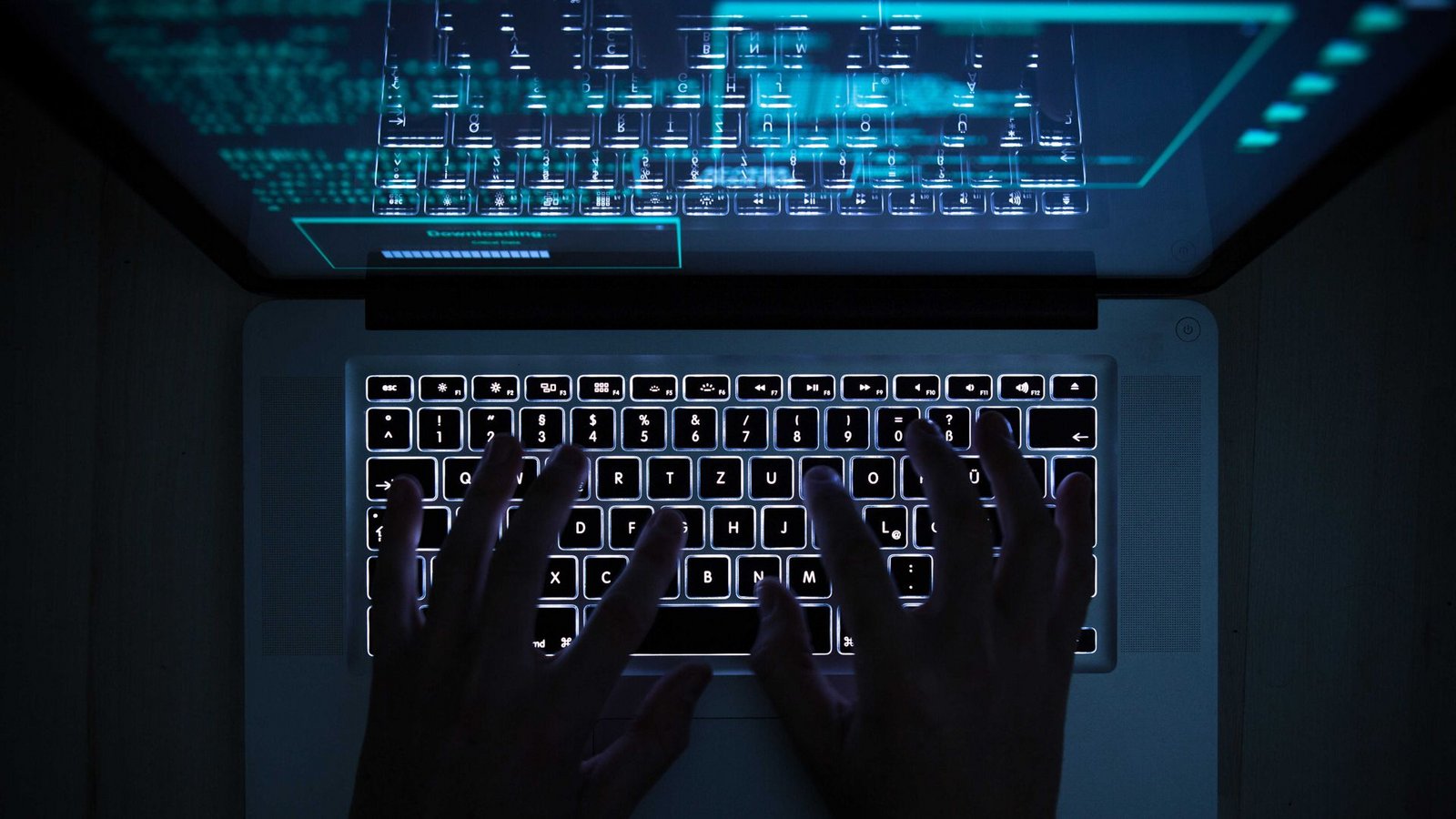 Ermittler haben 18 Verdächtige festgenommen, die über fingierte Streaming- und Datingseiten Kreditkarten missbraucht haben sollen. (Symbolbild)Foto: dpa/Silas Stein