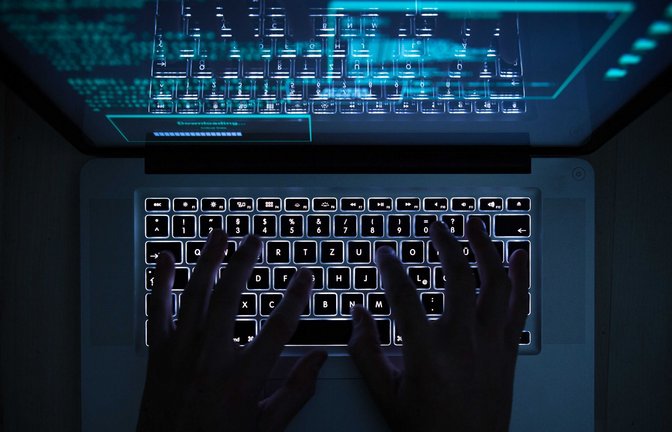 Ermittler haben 18 Verdächtige festgenommen, die über fingierte Streaming- und Datingseiten Kreditkarten missbraucht haben sollen. (Symbolbild)<span class='image-autor'>Foto: dpa/Silas Stein</span>