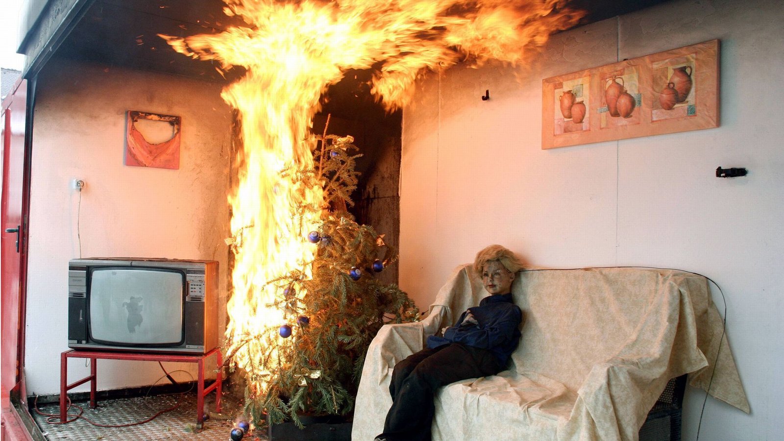 Simulation eines Wohnungsbrandes verursacht durch einen Weihnachtsbaum in München (Archivfoto).Foto: Imago/Reinhard Kurzendörfer Simulation eines Wohnungsbrandes verursacht durch einen Weihnachtsbaum in München (Archivfoto).Foto: Imago/Reinhard Kurzendörfer
