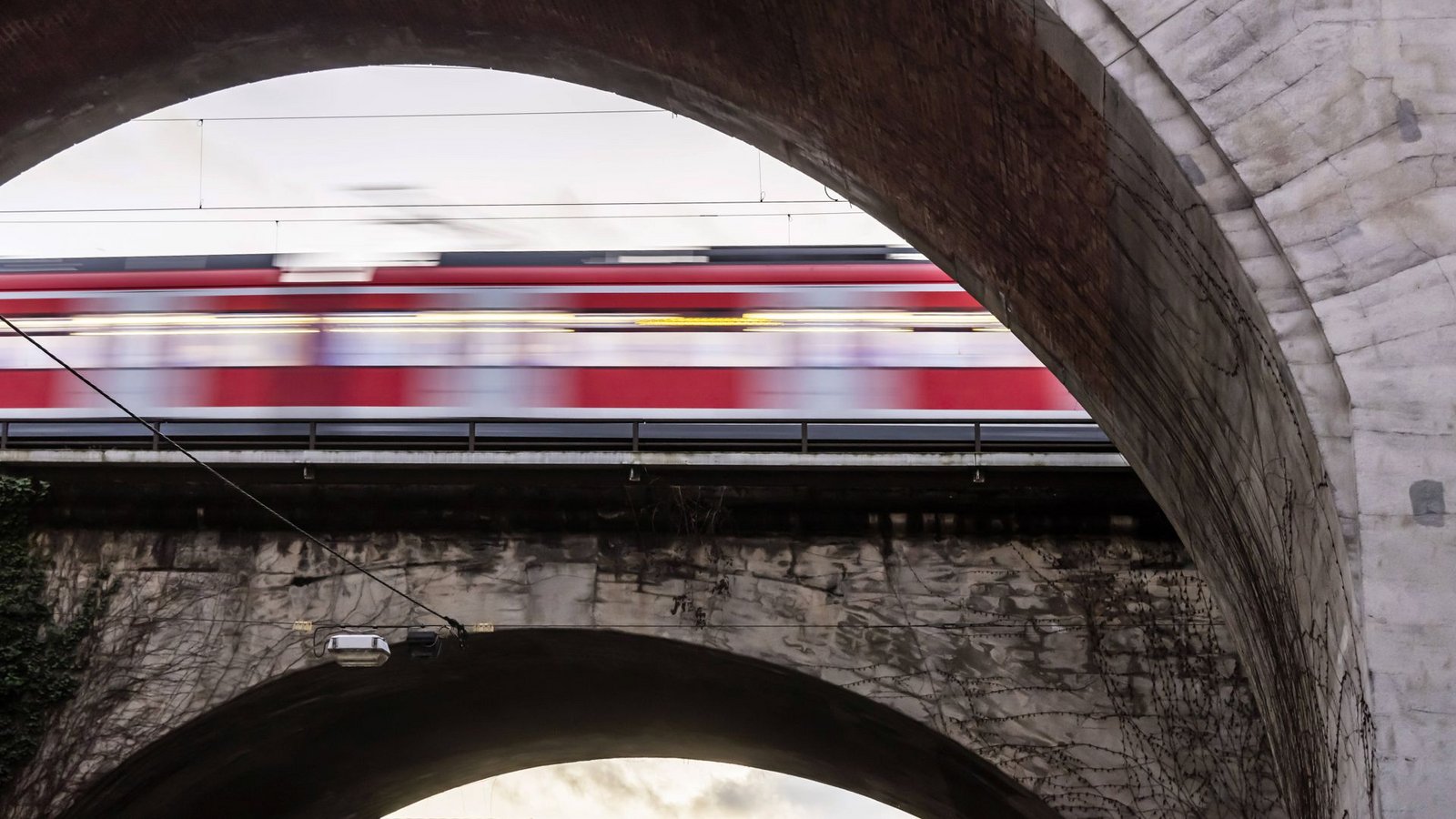Mit Bus und Bahn in die Zukunft?Foto: IMAGO/Arnulf Hettrich/IMAGO/Arnulf Hettrich Mit Bus und Bahn in die Zukunft?Foto: IMAGO/Arnulf Hettrich/IMAGO/Arnulf Hettrich