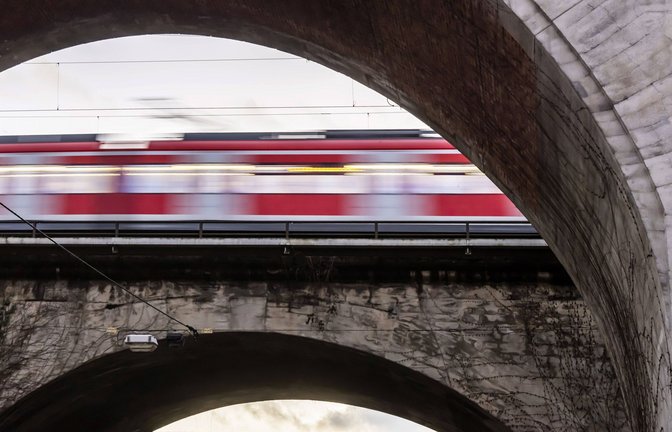 Mit Bus und Bahn in die Zukunft?<span class='image-autor'>Foto: IMAGO/Arnulf Hettrich/IMAGO/Arnulf Hettrich</span>