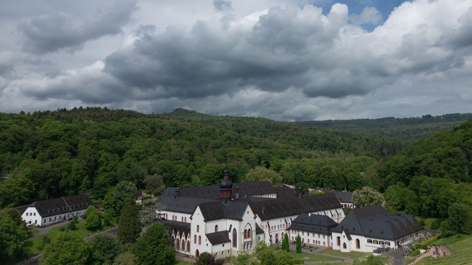 Dunkle Wolken können heute Gewitter und Starkregen bringen.Foto: Boris Roessler/dpa Dunkle Wolken können heute Gewitter und Starkregen bringen.Foto: Boris Roessler/dpa