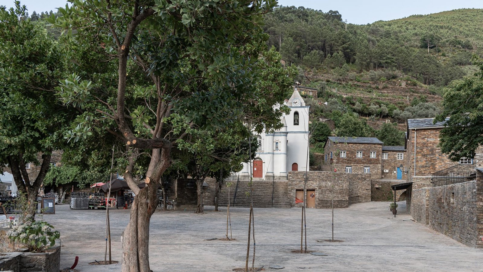 Auch in Portugal hat die Wiederherstellung und Gestaltung eines öffentlichen Platzes samt Tourismusbüro in Piódao durch Branco del Rio als Finalist  überzeugen können.Foto: Mies Award 2024/Frederico Martinho