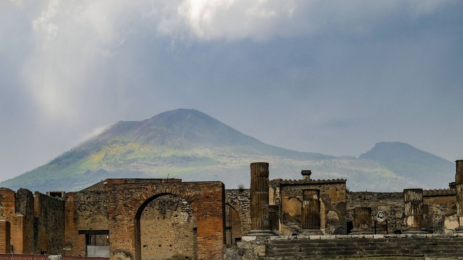 79 n. Chr. – Vesuv, Pompeji, Italien: Pompeji und Herculaneum, blühende Zentren des römischen Imperiums, wurden komplett zerstört und mitsamt ihren Bewohnern unter Asche und Gestein begraben (das antike Pompeji mit dem Vesuv im Hintergrund).Foto: IMAGO/Antonio Balasco