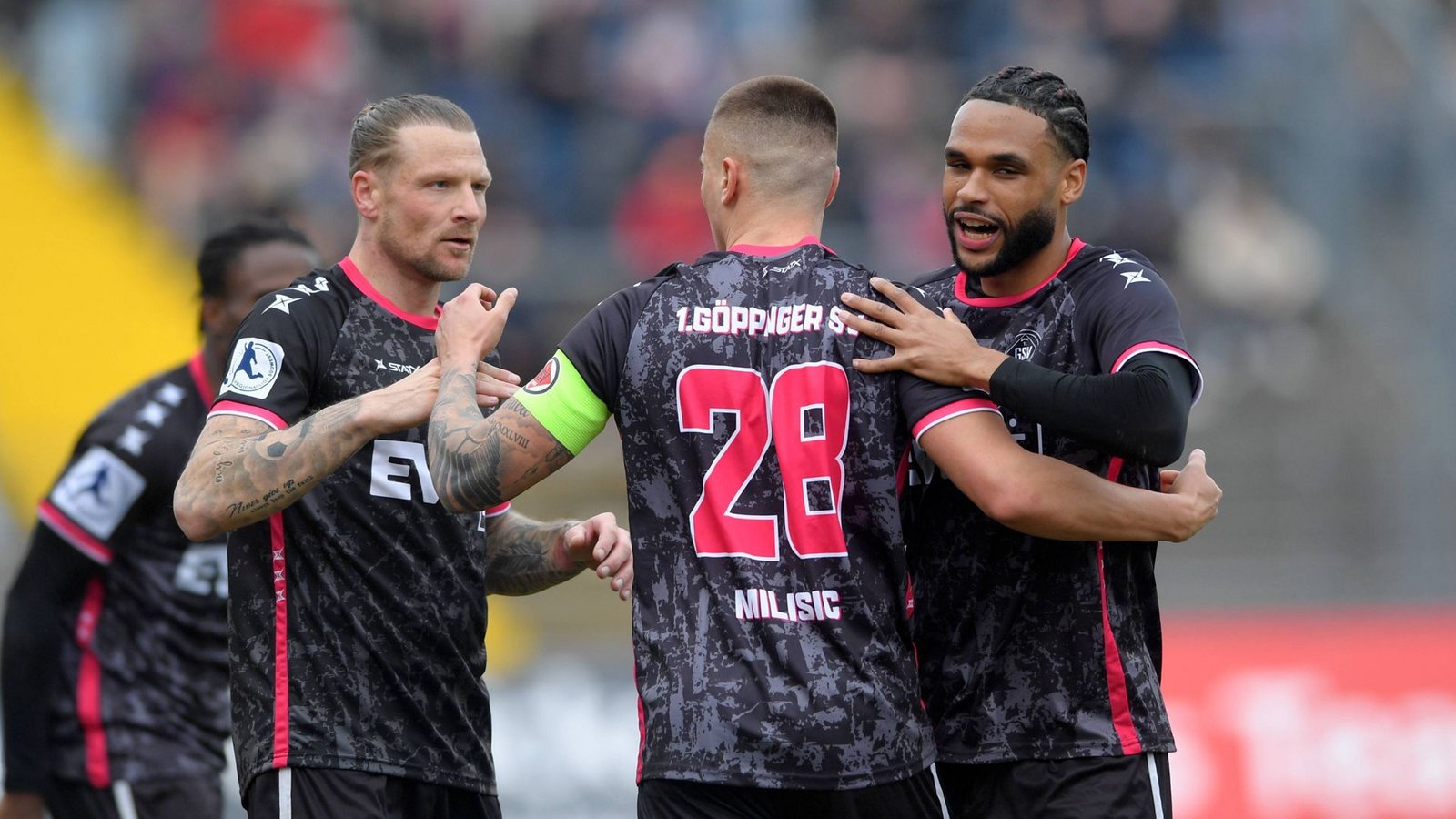 Kevin Dicklhuber, Filip Milisic, Emmanuel McDonald (v.li.): Drei Schlüsselspieler bejubeln ein Tor des 1. Göppinger SV, der weiter auf den Regionalliga-Klassenverbleib hofft.Foto: IMAGO/Eibner