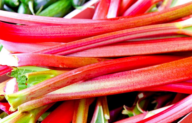 Nicht nur lecker, sondern auch gesund: Im Rhabarber steckt zum Beispiel viel Vitamin C.<span class='image-autor'>Foto: IMAGO/Panthermedia/Baloncici via imago-images.de</span>