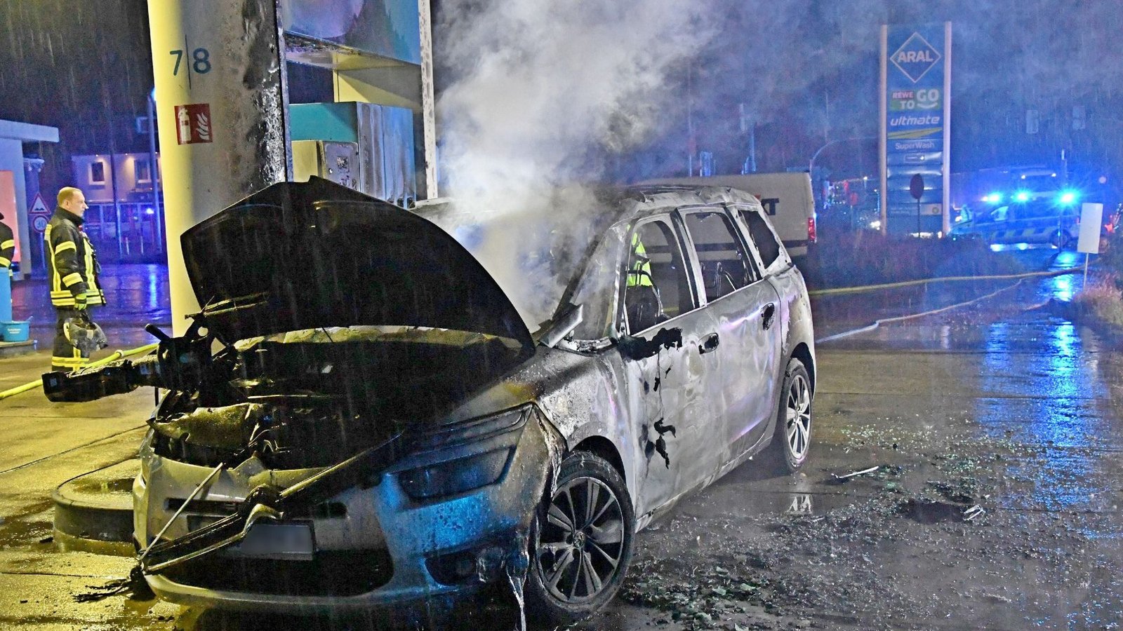 Das Auto und die Leiche der Ehefrau verbrannten in dem Feuer teilweise. (Archivbild)Foto: Andreas Eickhoff/dpa Das Auto und die Leiche der Ehefrau verbrannten in dem Feuer teilweise. (Archivbild)Foto: Andreas Eickhoff/dpa
