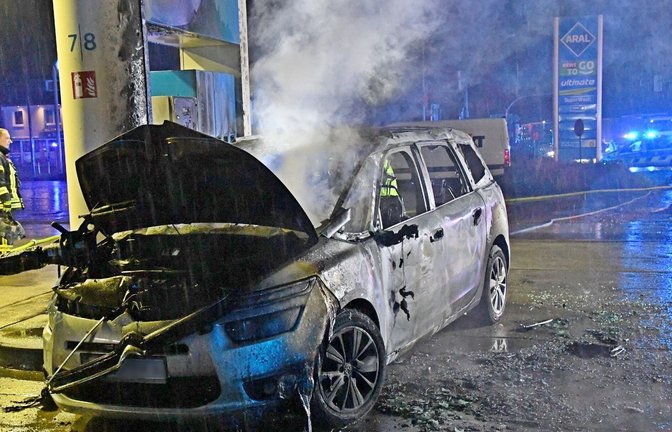 Das Auto und die Leiche der Ehefrau verbrannten in dem Feuer teilweise. (Archivbild)<span class='image-autor'>Foto: Andreas Eickhoff/dpa</span>